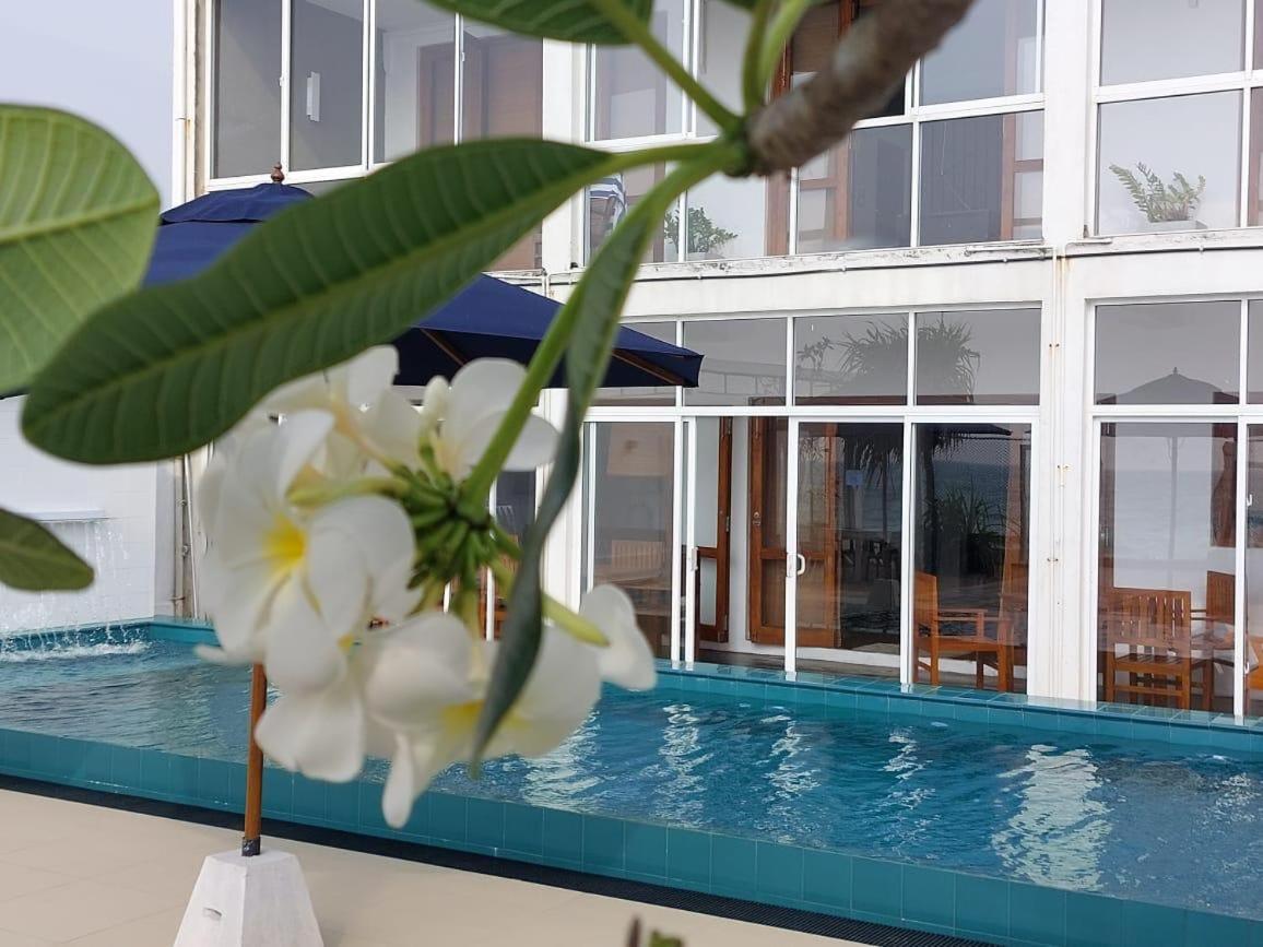 White Sand Villa - Beach Front ฮิกคาดูวา ภายนอก รูปภาพ