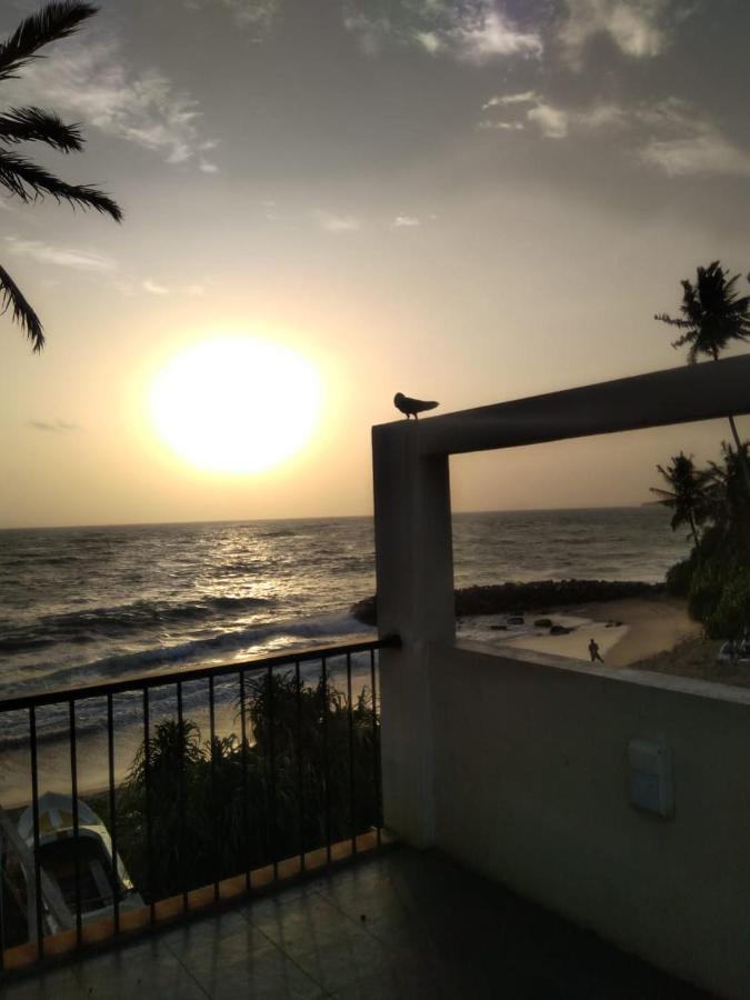 White Sand Villa - Beach Front ฮิกคาดูวา ภายนอก รูปภาพ