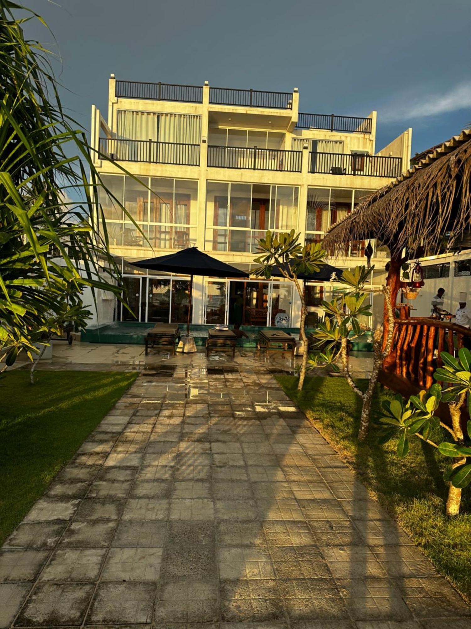 White Sand Villa - Beach Front ฮิกคาดูวา ภายนอก รูปภาพ