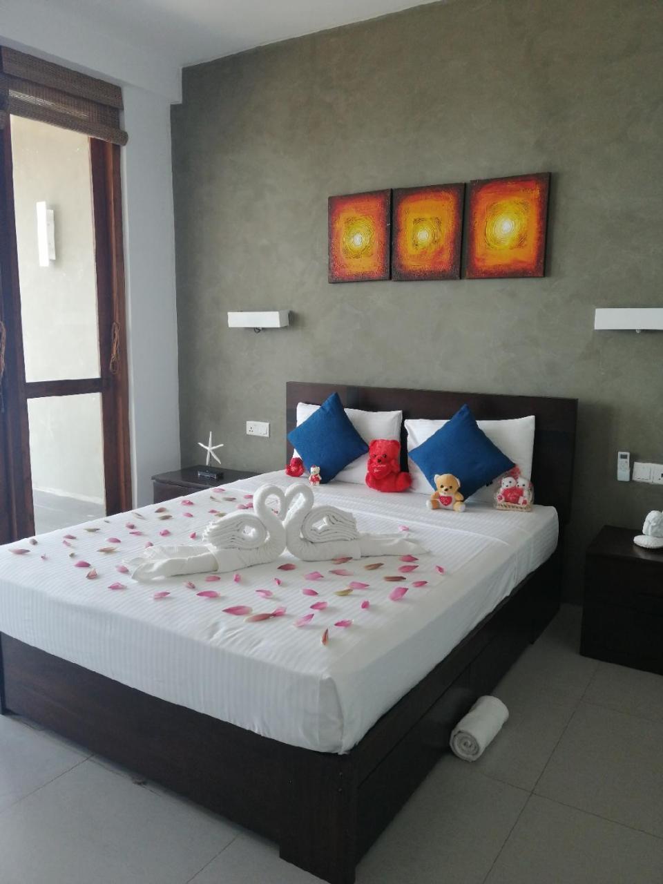 White Sand Villa - Beach Front ฮิกคาดูวา ภายนอก รูปภาพ